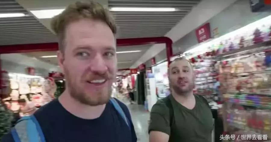 老外逛华强北组装苹果手机,外国人华强北组装苹果