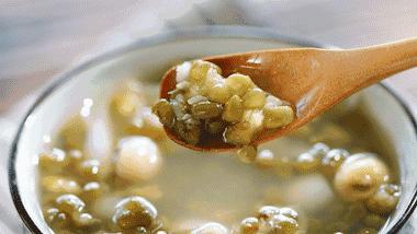 天热吃绿豆汤好吗,天气这么热可以喝冰镇的绿豆汤吗