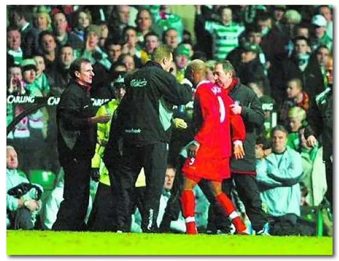 足球场上吐痰不恶心吗,足球场上全是痰