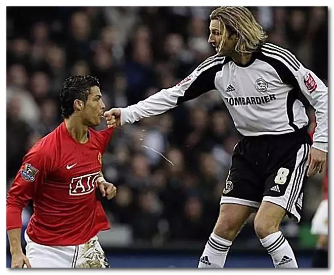 足球场上吐痰不恶心吗,足球场上全是痰