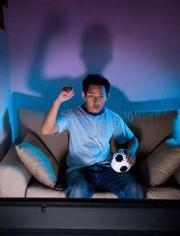 足球世界杯正确看球姿势,世界杯的100种看球方式