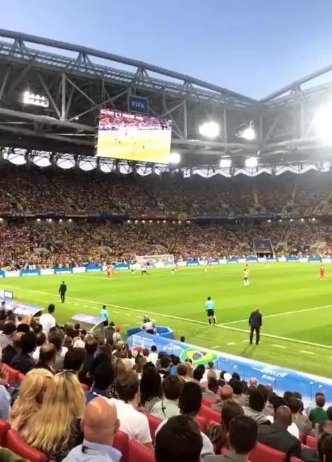 世界杯进入淘汰赛程，维密超模纷纷表示了对巴西队的支持