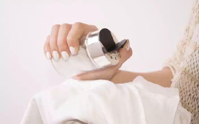 用漂白剂把白色衣服漂黄了怎么办,衣服发黄不要怕用它泡一泡