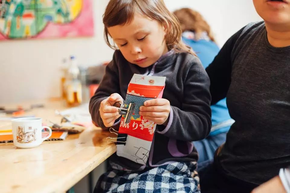 他用废纸箱做钱包，居然卖到600元，MUJI都叫好！