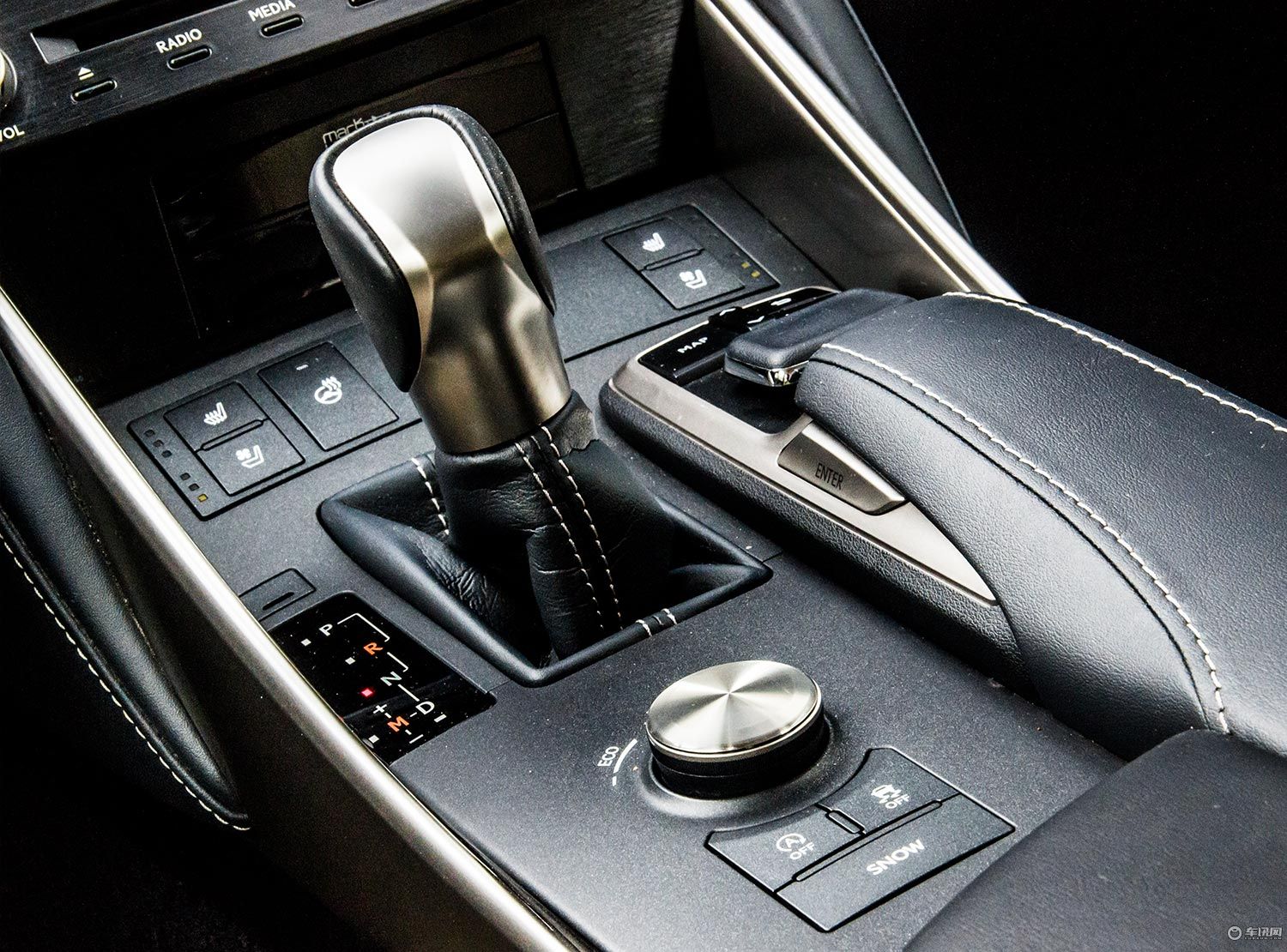 雷克萨斯is2022款300fsport版,2022雷克萨斯is300fsport版