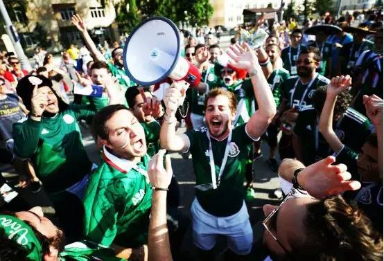 中国球迷最深刻的一件事世界杯,中国第一次进世界杯球迷有多疯狂