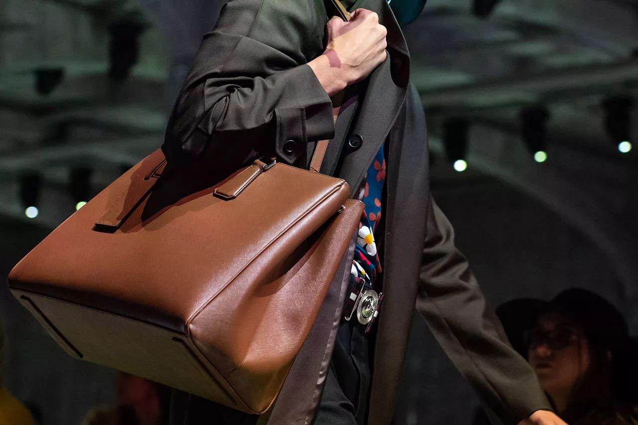 prada鍐嶇敓绯诲垪,prada鎹㈡帉闂ㄤ汉