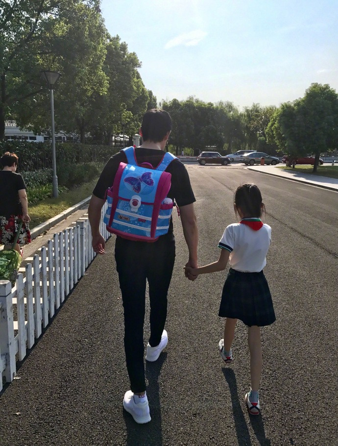 陆毅父女拍写真，贝儿双腿太细遭质疑，鲍蕾晒花絮视频力证未p图