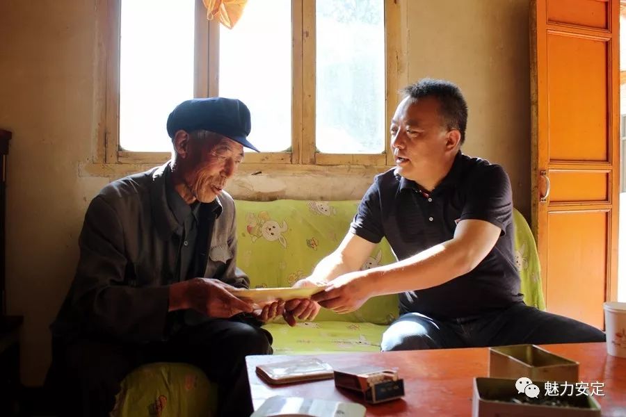 赵众炜深入南阳村走访慰问生活困难*党**员、老*党**员