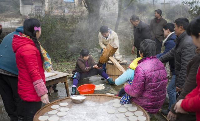 软糯香甜的糍粑快来看看,儿时回忆又香又甜的小糍粑