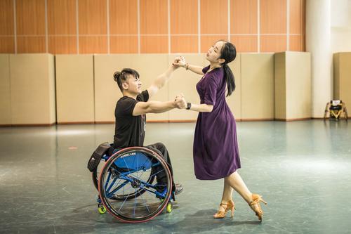 这对广州搭档从小患小儿麻痹，如今轮椅舞蹈世界知名