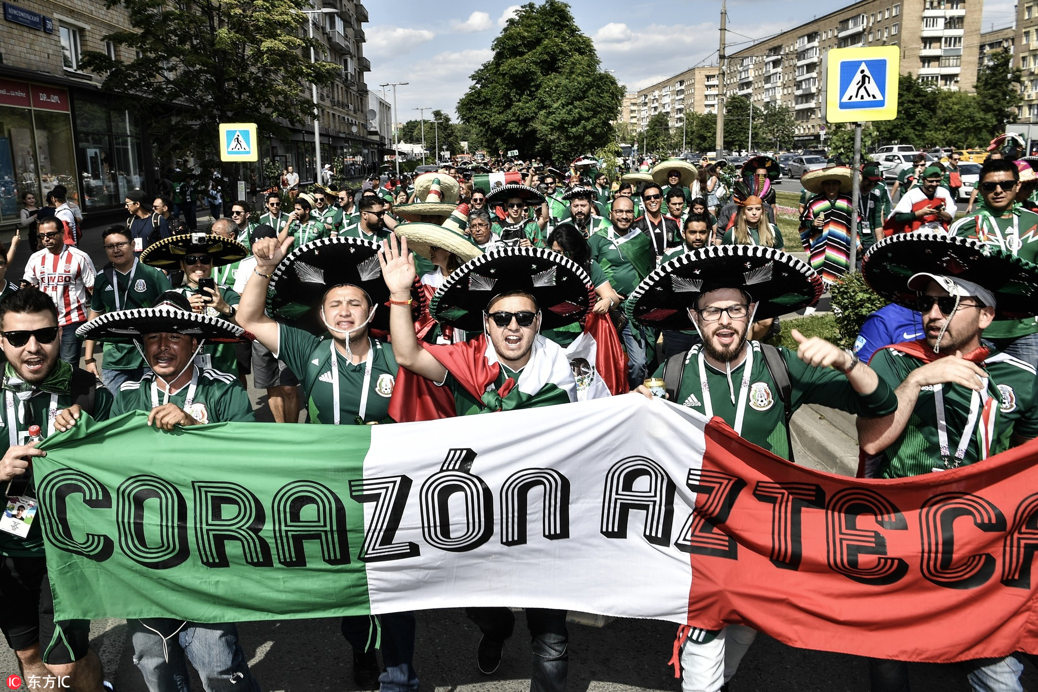 燃情奋战十余天,晒得比内马尔还黑,但他们的照片美炸了