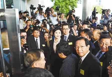 泰国总理英拉惊艳的照片,世界华人女总统