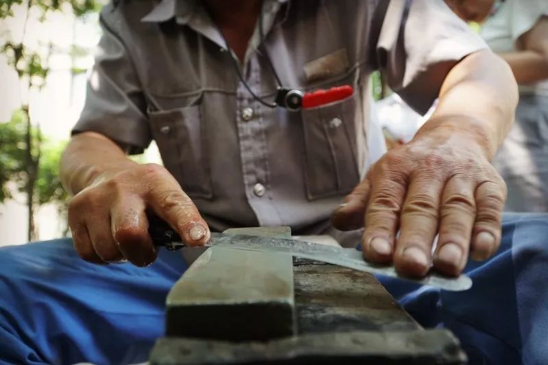 菜刀怎么磨什么角度才锋利耐用,不管菜刀有多钝大厨教你一招