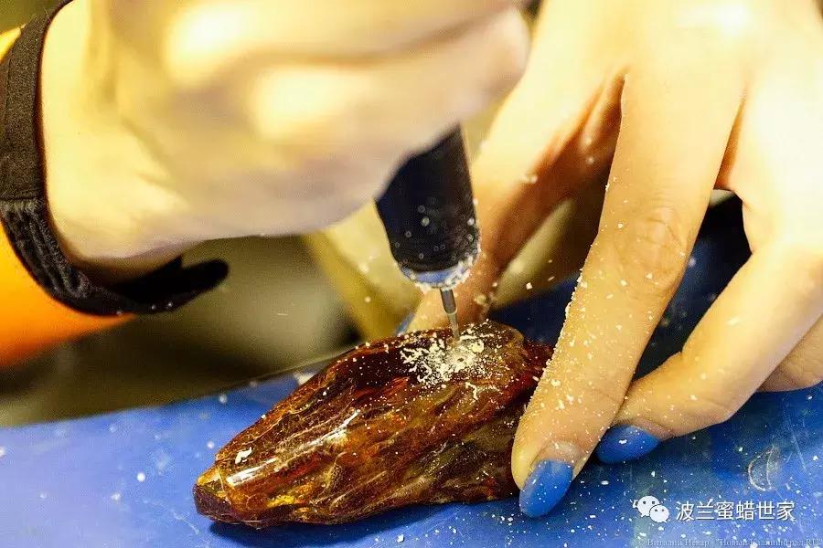 趁着世界杯，俄罗斯又做了一波琥珀的广告，诚意创意满分666