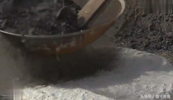 把大饼铺在沙漠上烤，上面直接盖上炭灰，一咬嘎嘣脆，你吃过吗？
