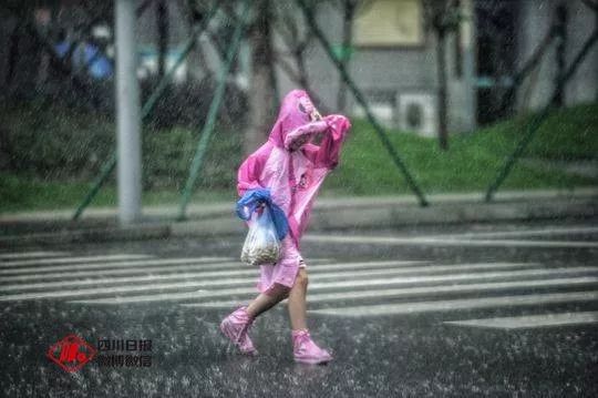 直击近段时间全国各地暴雨现场,直击多地暴雨汛情宜昌
