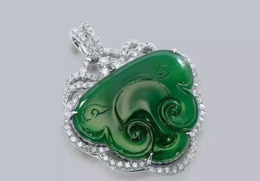 戴翡翠手镯搭配什么饰品,翡翠首饰如何搭配更显美丽与年轻