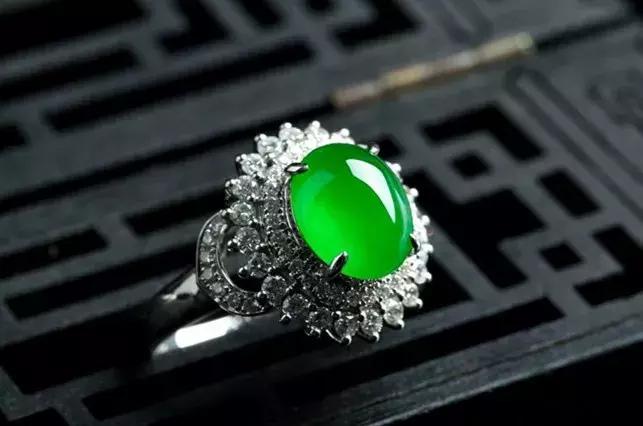 戴翡翠手镯搭配什么饰品,翡翠首饰如何搭配更显美丽与年轻