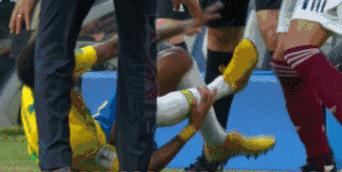 只会内马尔滚？赛后内马尔兴奋脱衣握双臂送飞吻，就差彩虹过人了