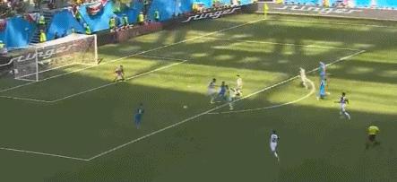 内马尔被犯规笑着用进球回应,内马尔被推倒起身微笑