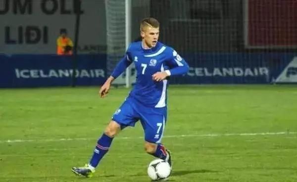 内马尔和梅西在玩足球游戏,世界杯球星梅西内马尔c罗