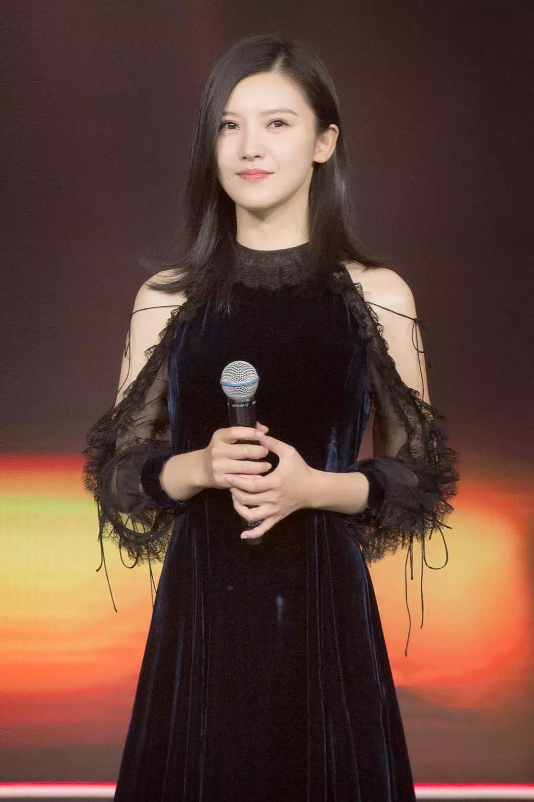 白皮肤比基尼夏日装,露肤装