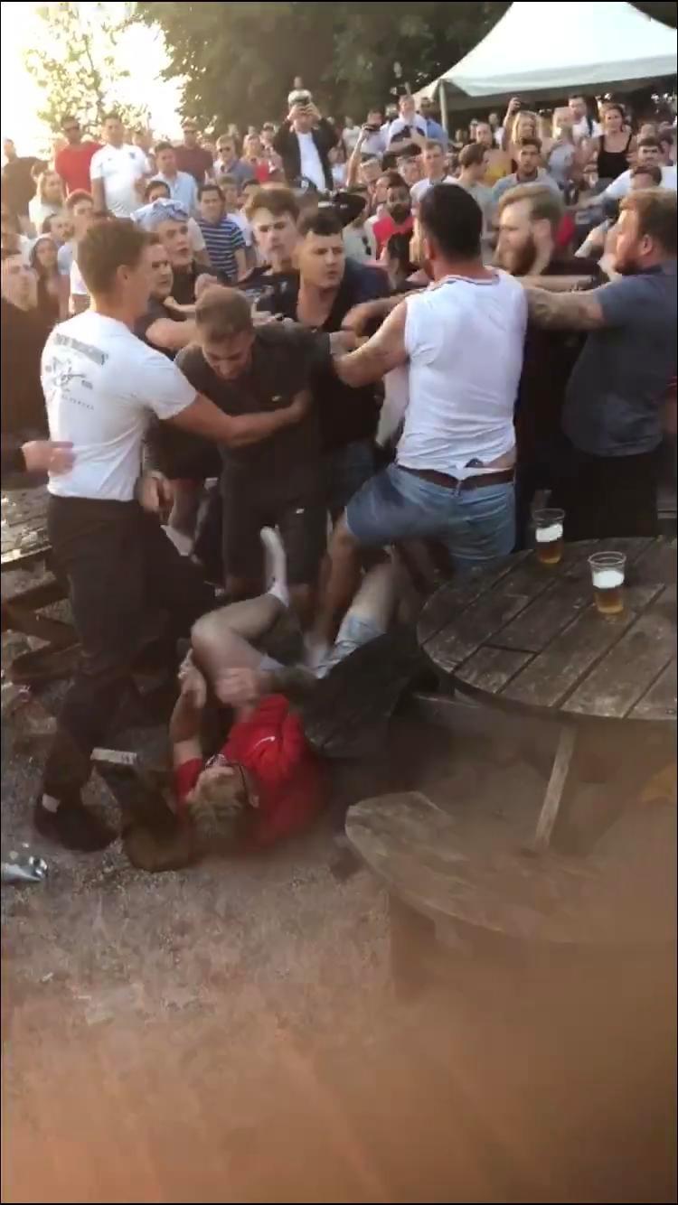 英格兰vs克罗地亚球迷的反应,英格兰球迷vs苏格兰球迷