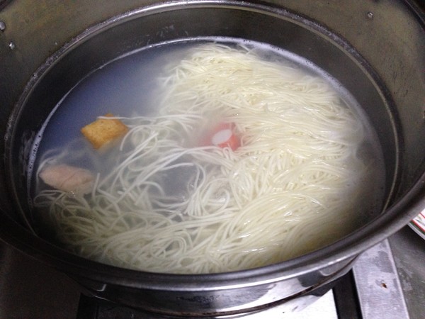 煮面条时容易粘在一起,煮面条时加入什么防止面条粘连