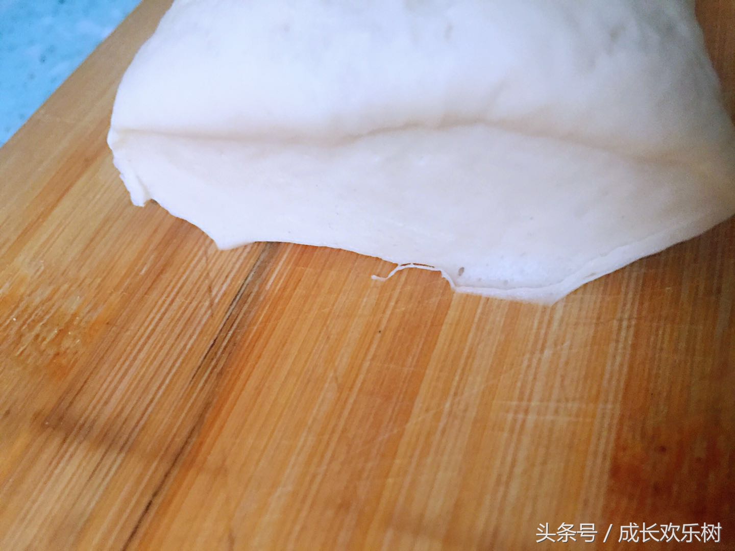 爸爸看世界杯宝宝趴床边,老爸看足球世界杯