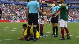 内马尔浮夸假摔完整版,内马尔花哨被犯规