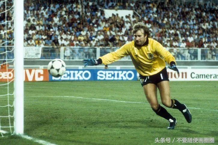 c罗梅西都穿什么鞋,c罗穿的第一双足球鞋