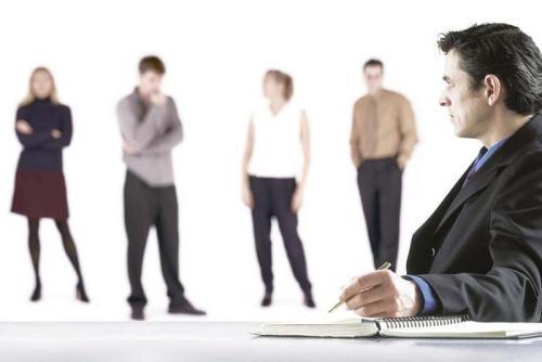 公务员面试领导让你帮他做事,面试领导要你从轻处理