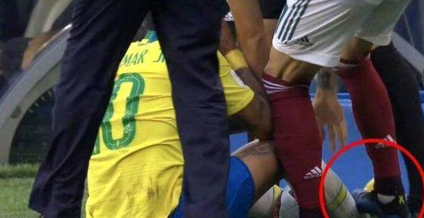 内马尔全场遭遇犯规集锦,内马尔失误颠球