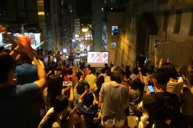 你在家直播看球爽歪歪，香港同胞望眼欲穿哭唧唧……