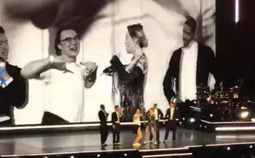 你在家直播看球爽歪歪，香港同胞望眼欲穿哭唧唧……