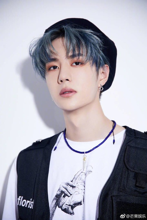 沈月王一博上演最萌身高差,沈月和王一博最新视频