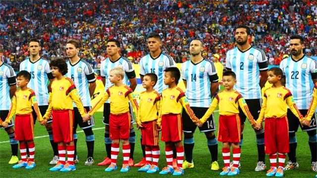 足球运动员为什么带一个小孩进场,足球运动员进场为什么带个小孩子