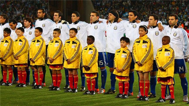 足球运动员为什么带一个小孩进场,足球运动员进场为什么带个小孩子