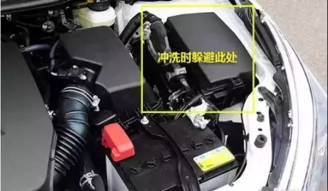 洗车的时候这四个地方要格外注意,动手洗车应避开这3个地方