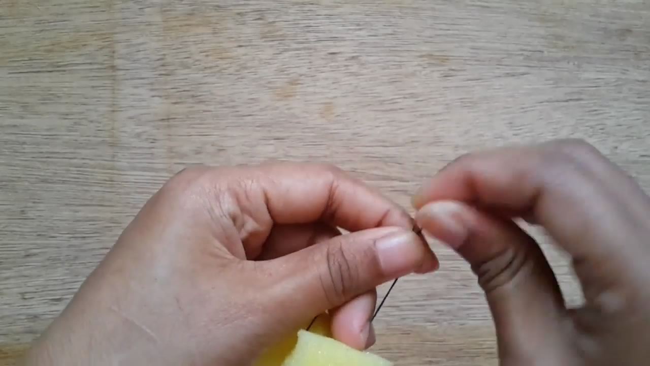 制作简单的海绵宝宝娃娃,用海绵纸给娃娃做鞋子