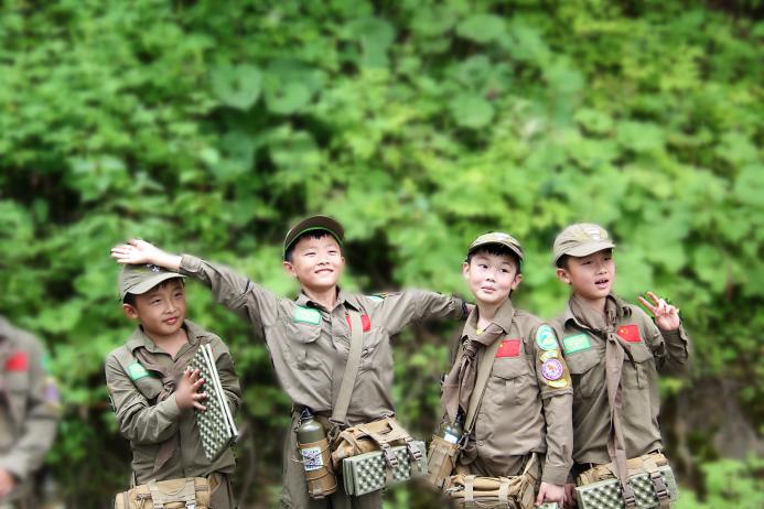 松开孩子的手让他学会成长,孩子放开他的手