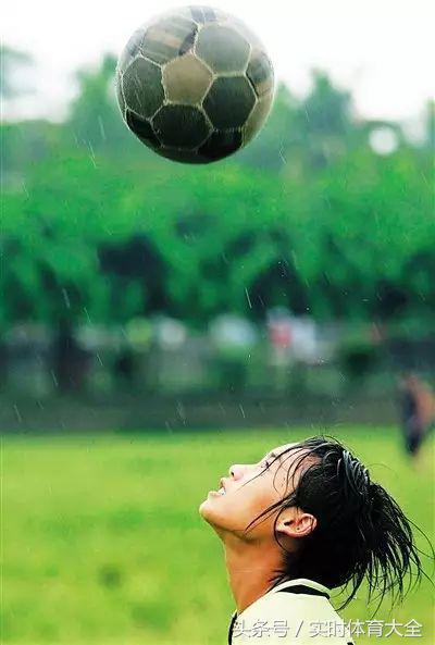 捡球的中国姑娘,中国女孩捡球