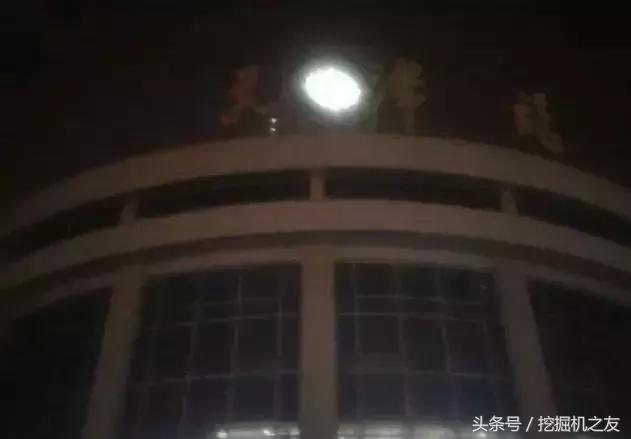 买台二手挖机开了一年只亏一点,二手挖机到底值不值得买