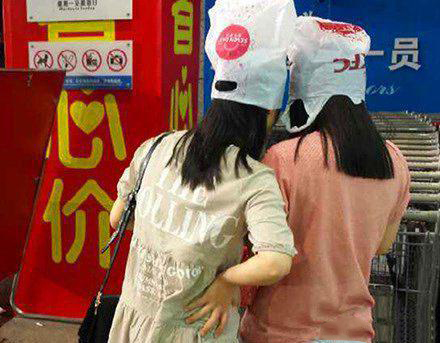 下雨时那些奇葩装扮,下雨天的奇葩出行