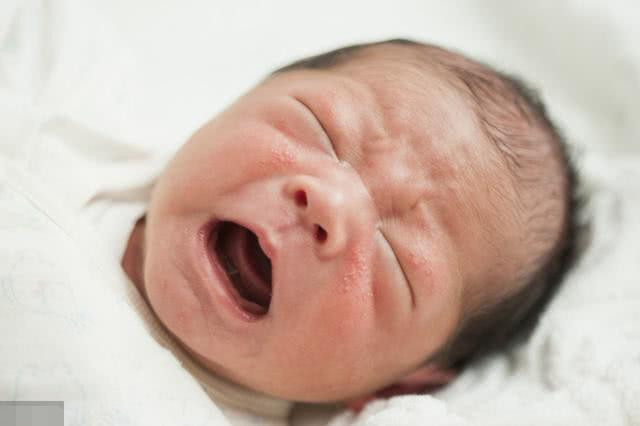 新生儿受惊的表现是怎样的,新生儿睡觉特别容易受惊怎么办