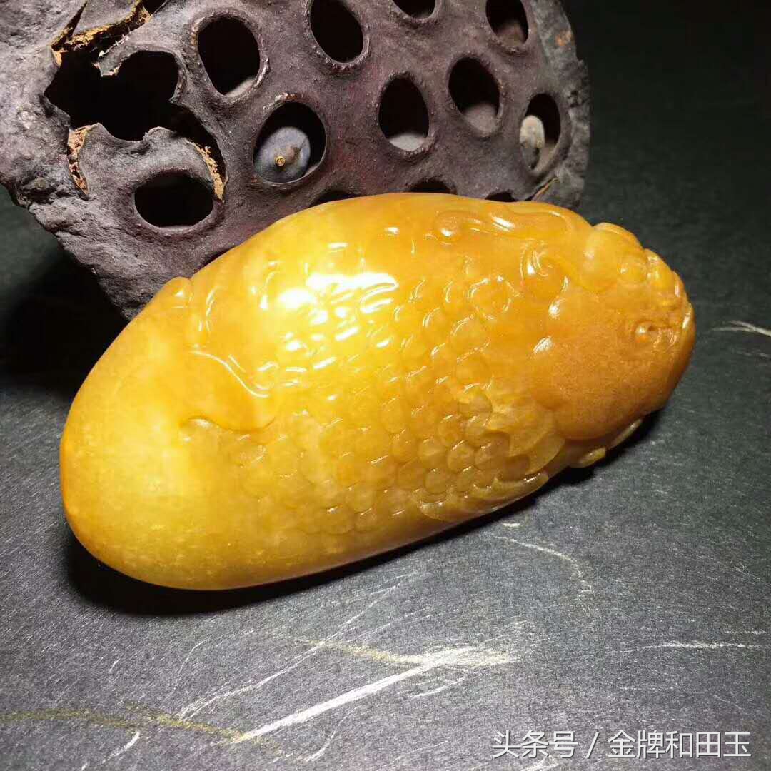 红皮白肉的和田玉籽料多少钱一克,几千块能买到红皮白肉的和田玉吗