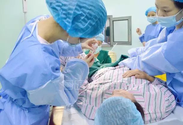 首例试管婴儿诞下男婴,首例男性移植子宫生育