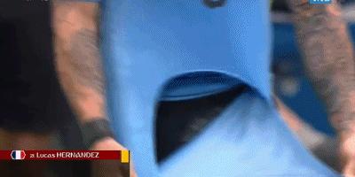 一扯就破！球衣不行还是球员力量太大？球迷：肯定不是中国制造