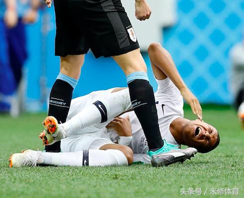 姆巴佩被人嘲讽,姆巴佩踢坏鞋子